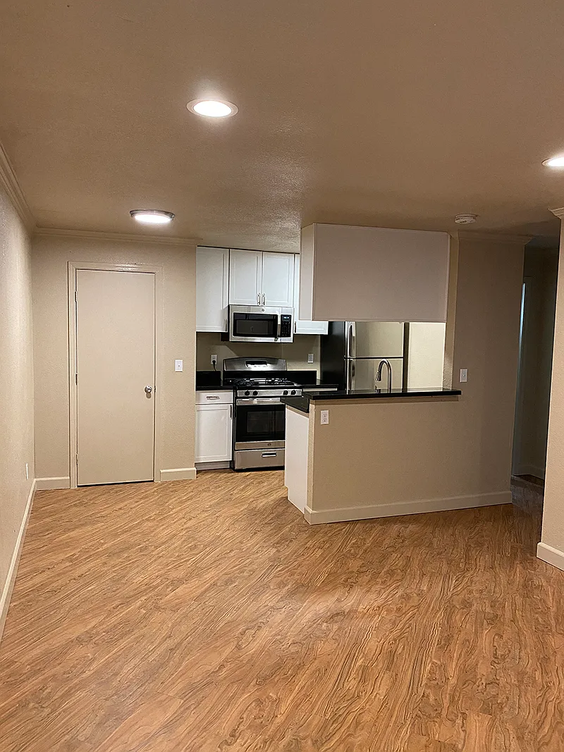 Iron Horse Apartments — Photo 2