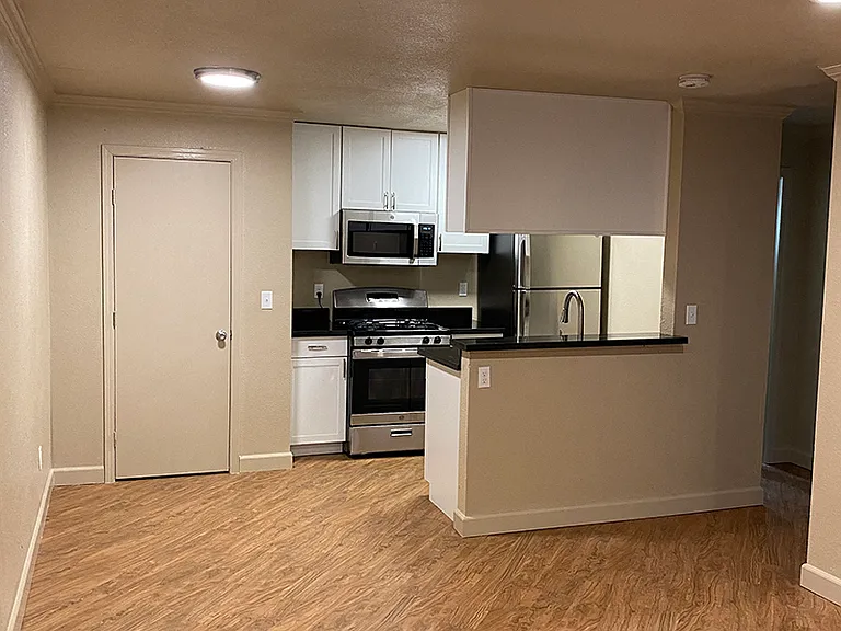 Iron Horse Apartments — Photo 2
