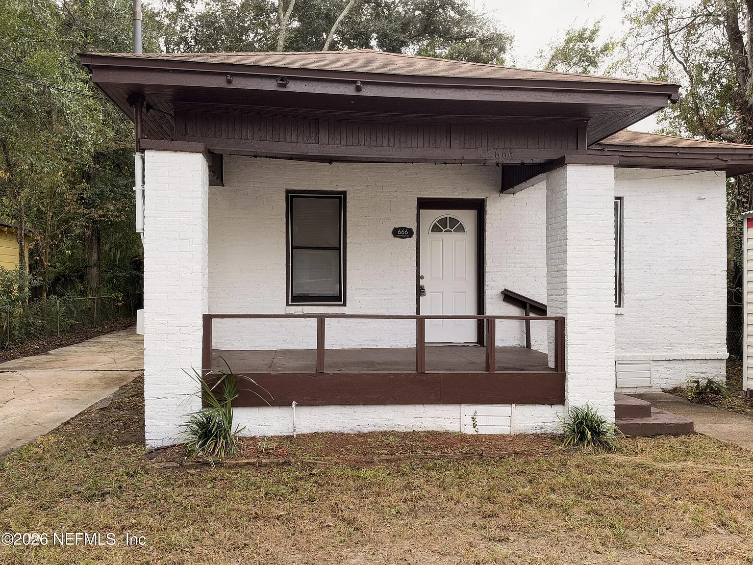 3 bed, 1.0 bath, 1002 sqft, $1,250 — Photo 1