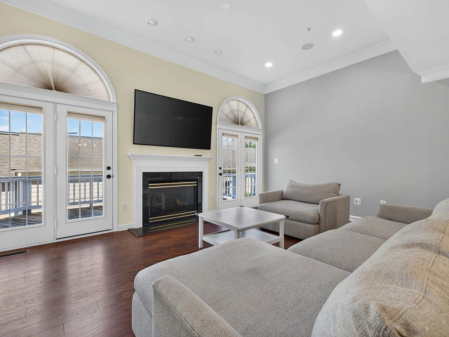 3 bed, 3.5 bath, 2442 sqft, $3,200 — Photo 3