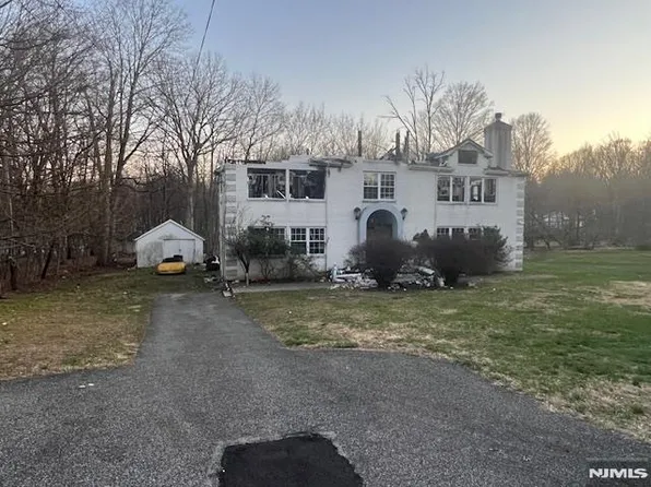 18 Lake Rd, Upper Saddle River, NJ 07458