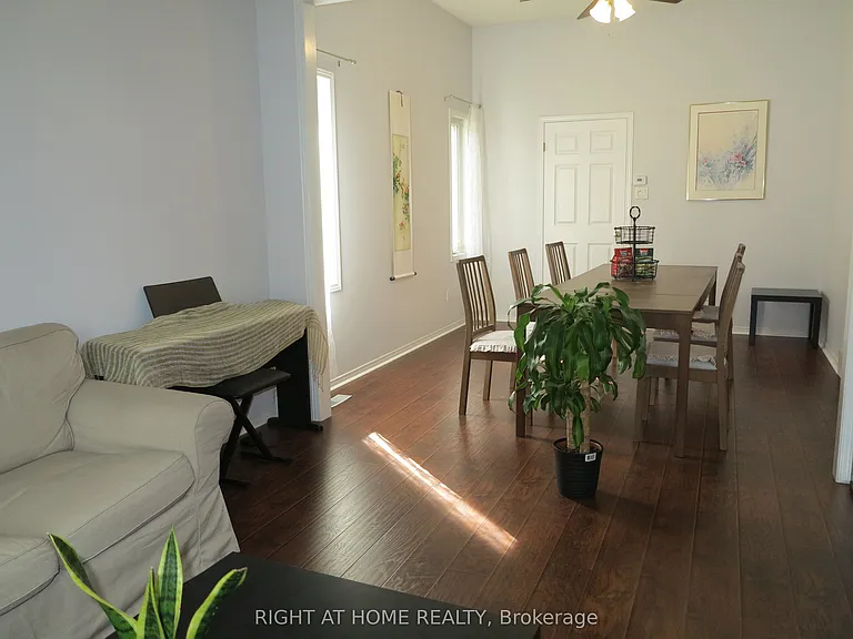 35 Moraine Cres — Photo 2