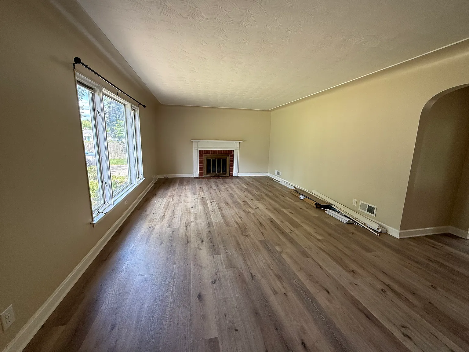3 bed, 1.5 bath, 1372 sqft, $1,950 — Photo 3