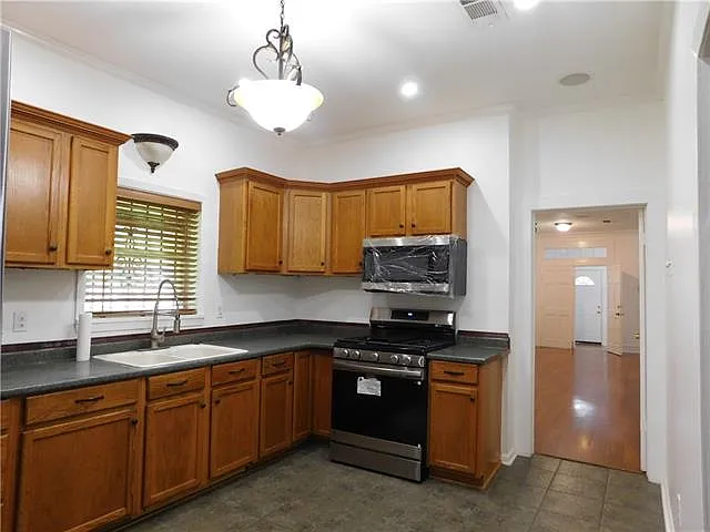 2120 Convention St — Photo 10