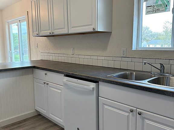 3rd image of 3975 Henderson Ln