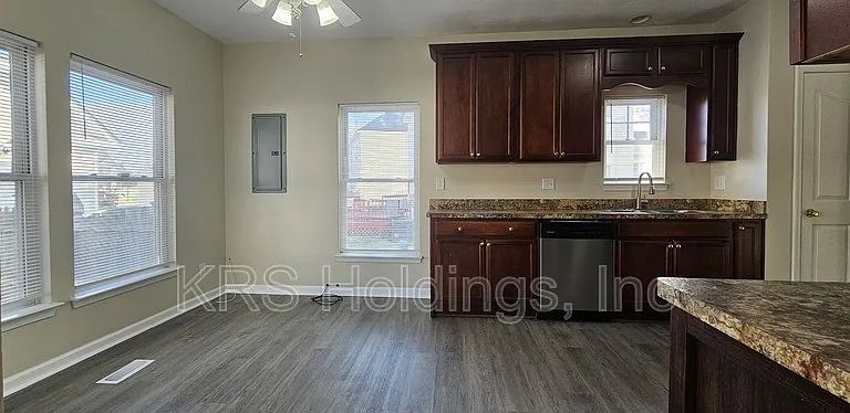 820 Maltby Cres — Photo 12