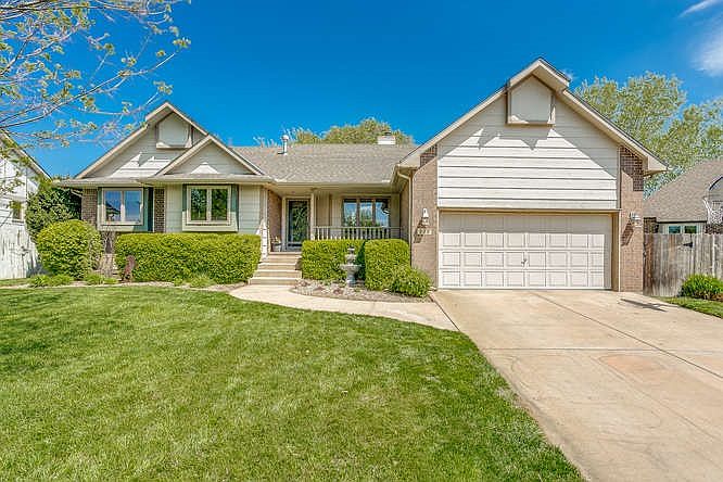 1st image of 220 Dogwood Ct