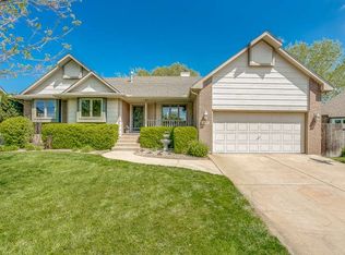 220 Dogwood Ct, Andover, KS 67002