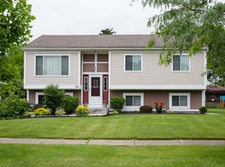 30 E Springwood Dr, Oregon, OH 43616