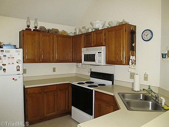 5th image of 401 Amberly Dr