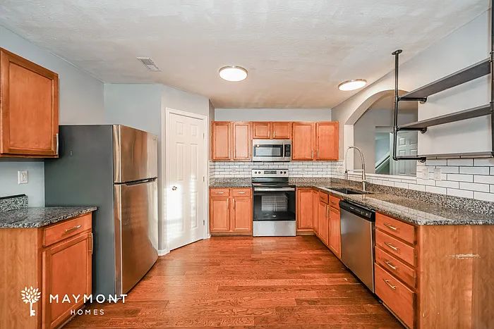 4 bed, 2.5 bath, 2493 sqft, $2,545 — Photo 3