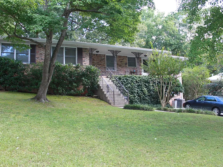 1135 Arlington Pkwy NE — Photo 1