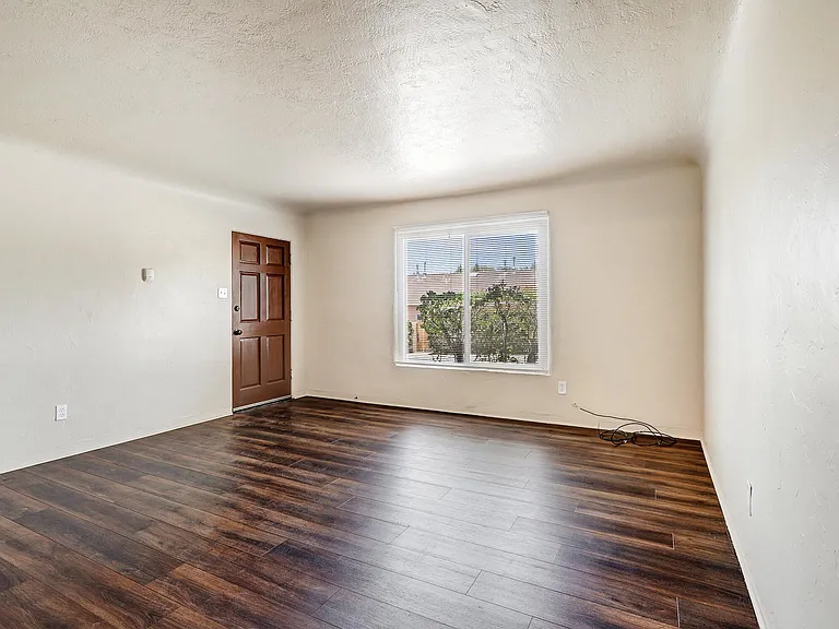 Updated, Spacious, 2 bedroom End Unit w/ Garage & Yard Close to UNM — Photo 5