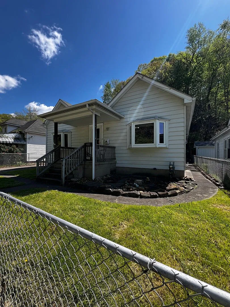 Charming 3 bedroom single family home — Photo 1
