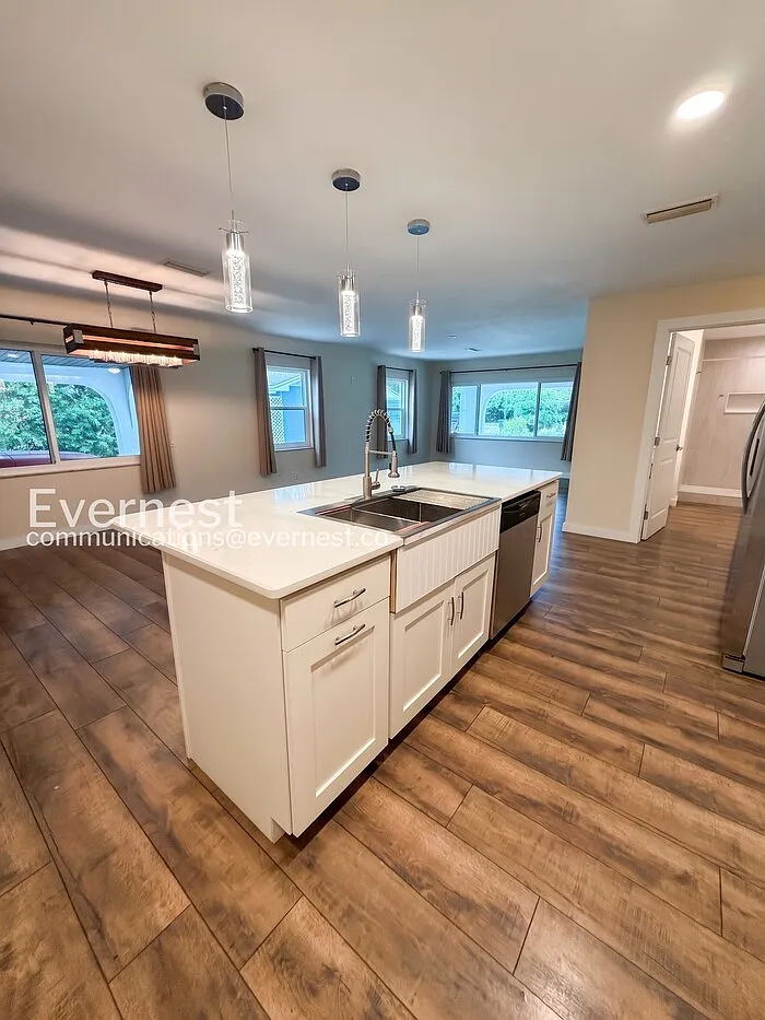 3 bed, 2.0 bath, 1812 sqft, $3,000 — Photo 4