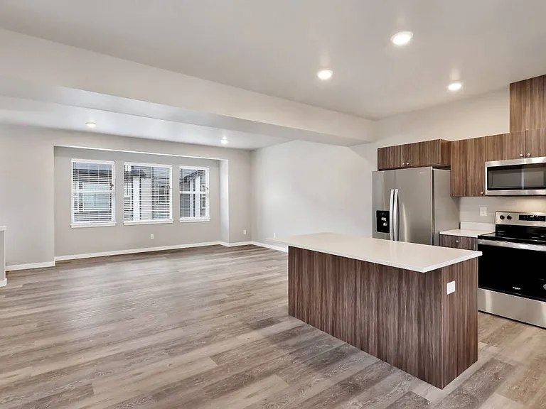 1821 Eastgate Loop #102 — Photo 3