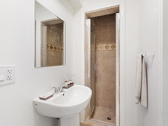 5th image of 1635 S Beverly Glen Blvd #7