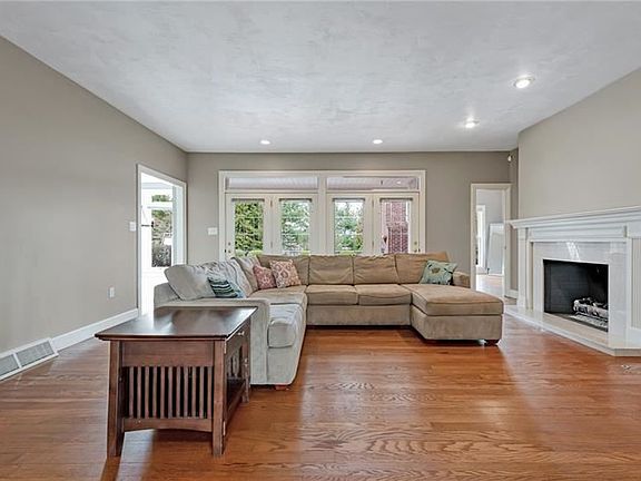 5th image of 9570 Downing Pl