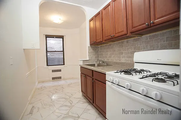 Rented by Norman Raindel, LREB | media 21