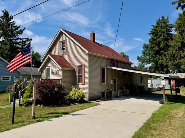623 N Line St, Chesaning, MI 48616