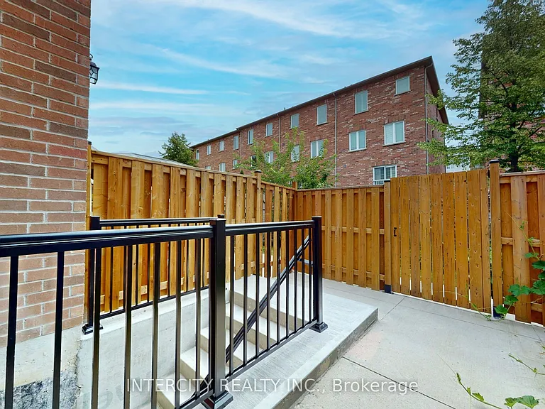 392 Derrydale Dr #LOWER — Photo 18
