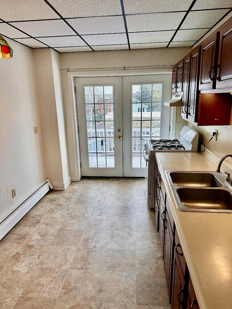 Unit Photo - 521 Walnut St #2