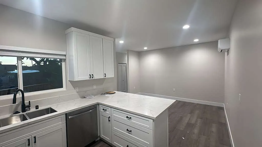 2 bed, 750 sqft, $2,760 — Photo 3