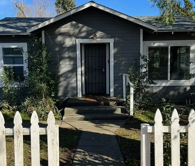 1218 N Cedar St — Photo 12