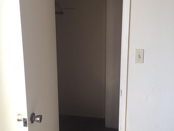 2nd image of 910 E 7th St #4