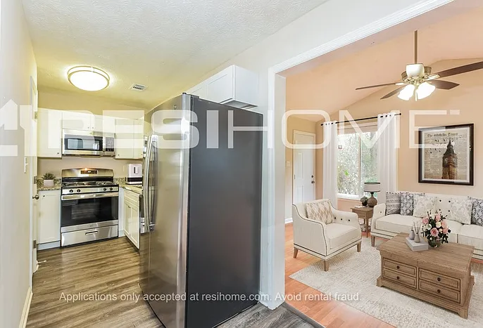 623 Crestmont Ct — Photo 4