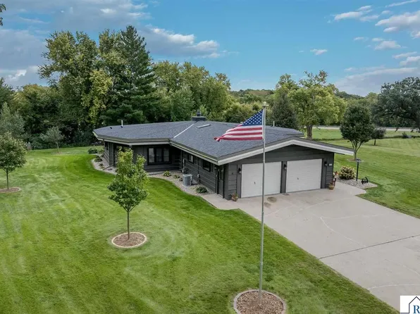 1014 Highland Dr, Blue Earth, MN 56013