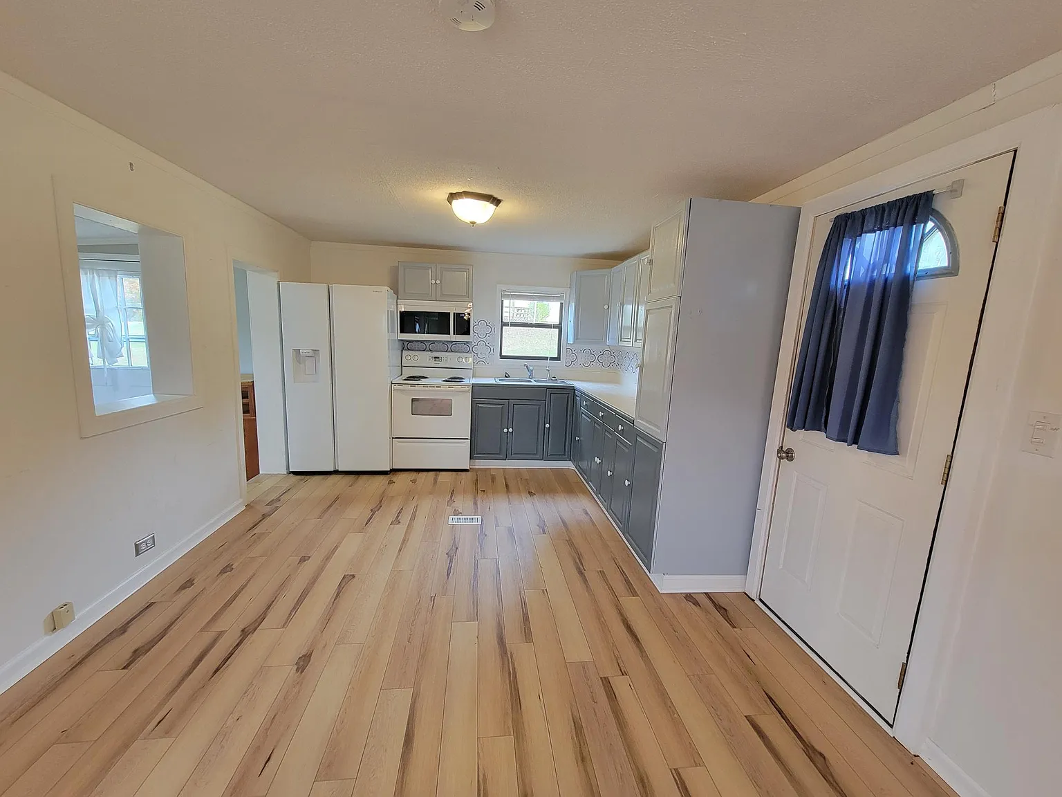 1 bed, 700 sqft, $1,300 — Photo 3