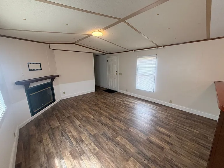 1028 Ruby St — Photo 3