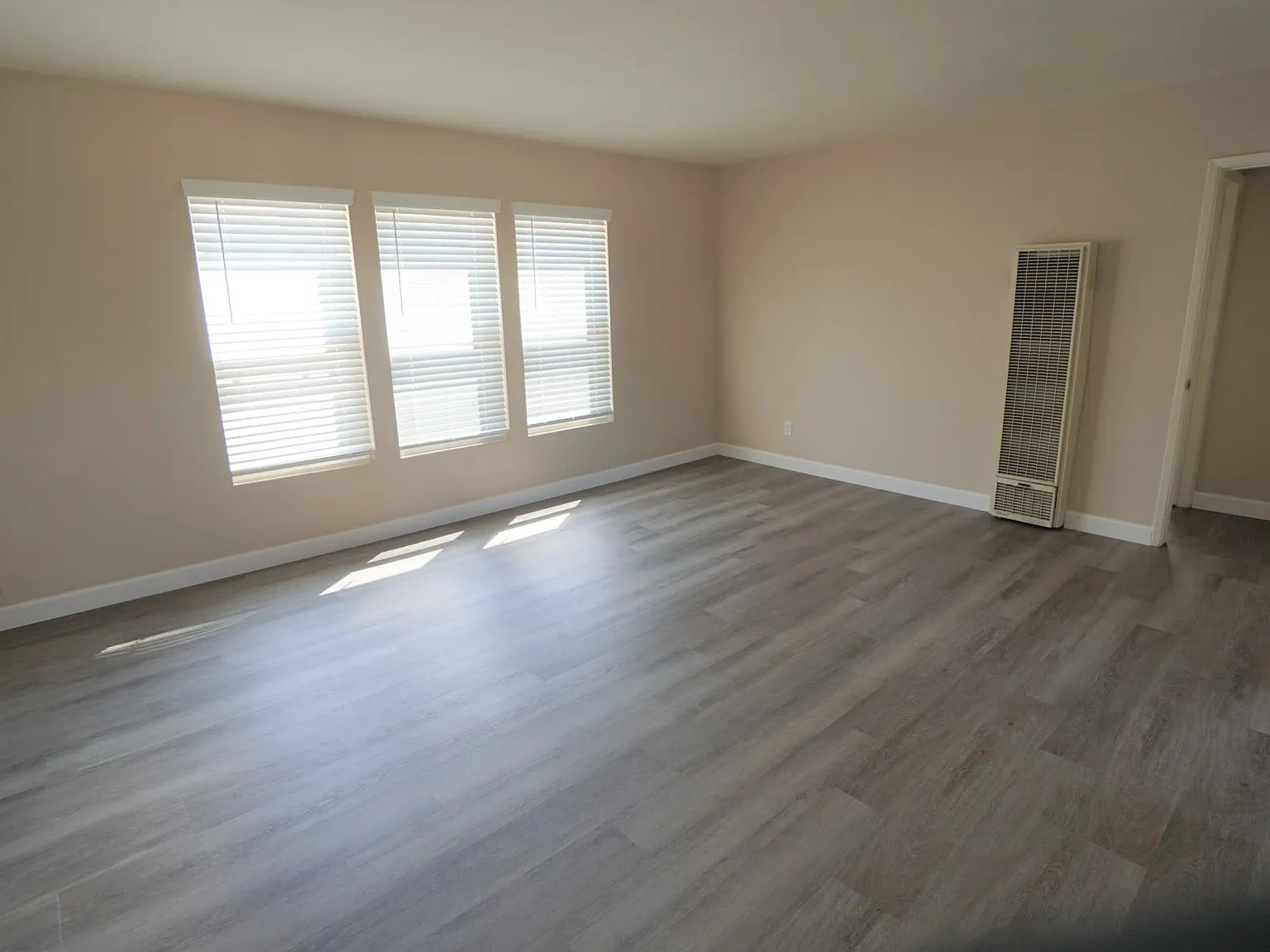 2 bed, 800 sqft, $3,300 — Photo 2