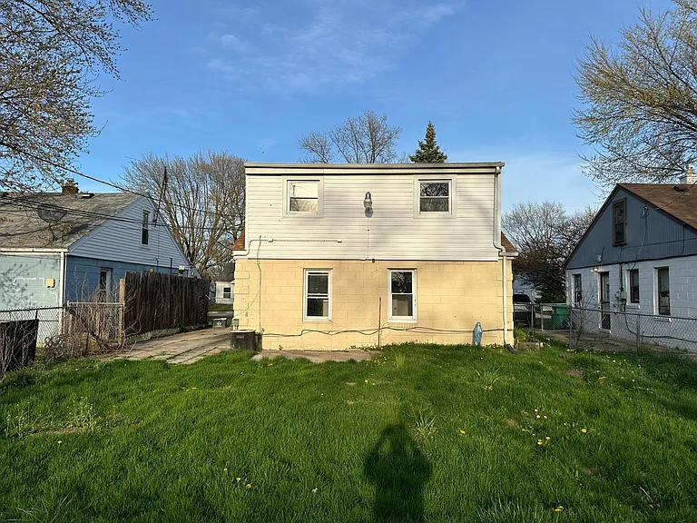 22829 Rosalind Ave — Photo 2