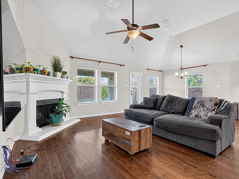 305 Acadia Ln — Photo 8