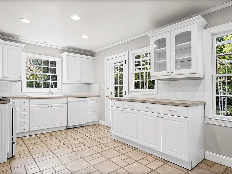 2126 Arnold Dr — Photo 12