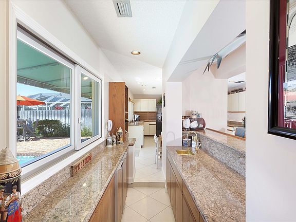 5th image of 3030 NE 46th St