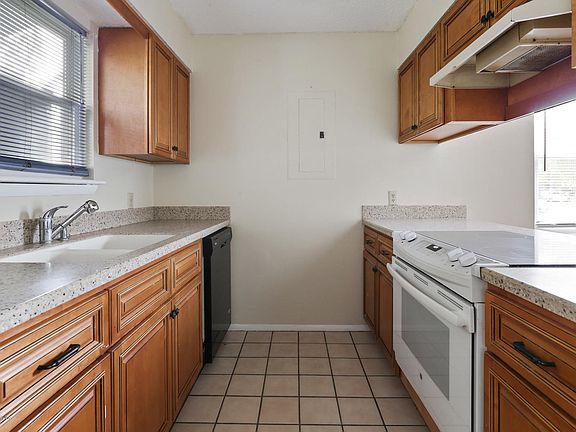 3rd image of 925 Stocks St #925