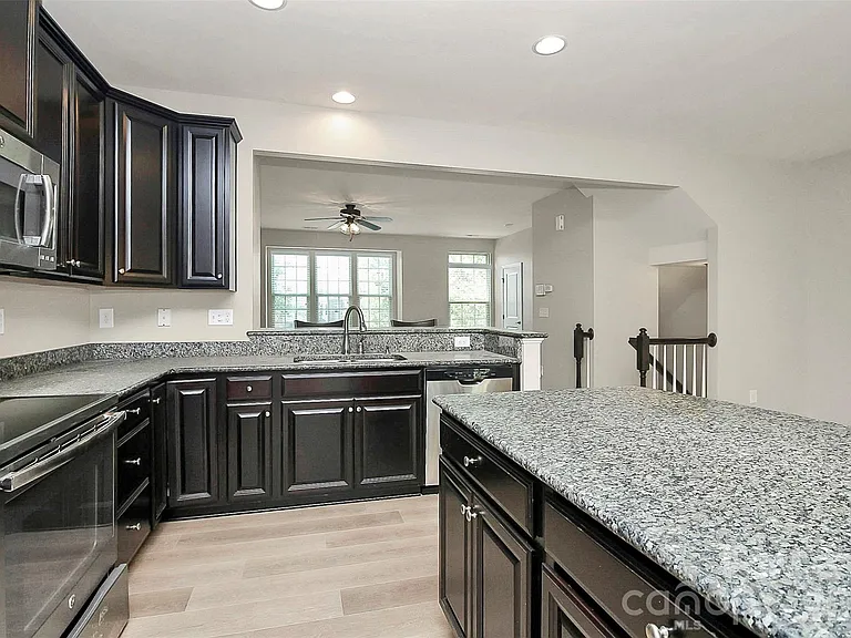 2128 Arbor Loop Dr — Photo 9
