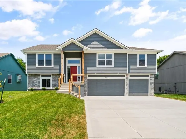 10710 Country Ln, Peculiar, MO 64078