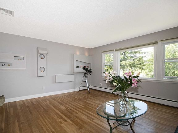 5th image of 16 Moulton Cir