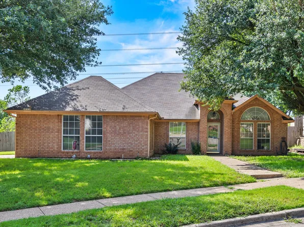 10229 Trail Ridge Dr, Benbrook, TX 76126