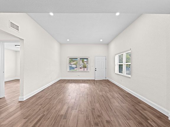 3rd image of 4263 Sussex Avenue
