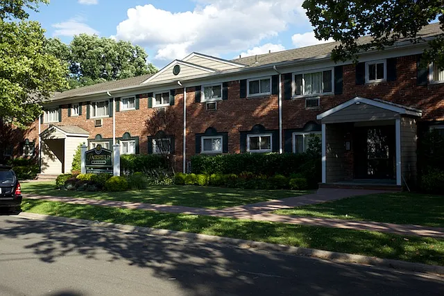 Fairfield Manor — Photo 10