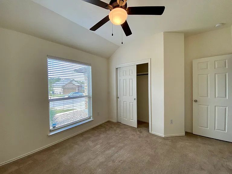 466 Eagle Brook Ln — Photo 17