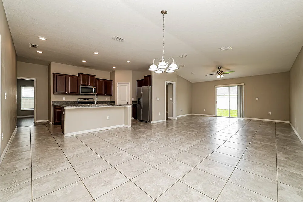 4 bed, 2.0 bath, 1826 sqft, $2,165 — Photo 4