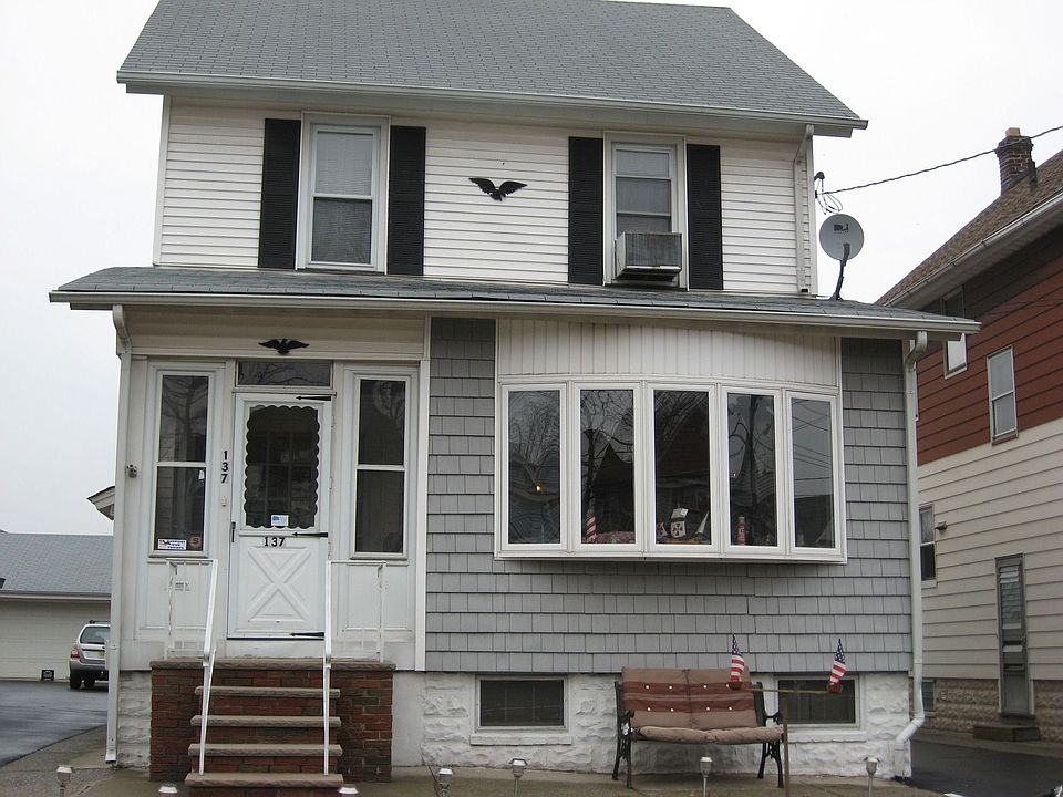 Front w/beautiful bay window