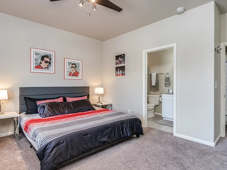 USB bedside lamps, overhead fan for great air flow