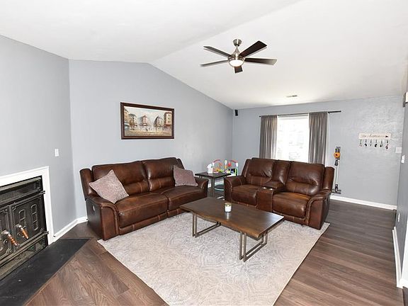 2nd image of 1522 Oak Knoll Ln